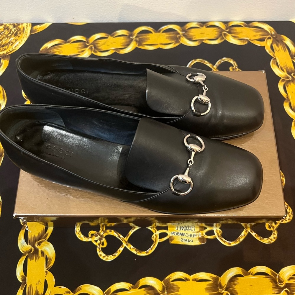 Authentic Gucci Horsebit accent leather loafer. Size 40